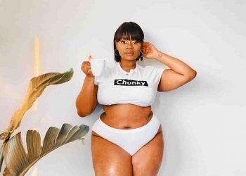 thickleeyonce - a plus-zised model holding a cup