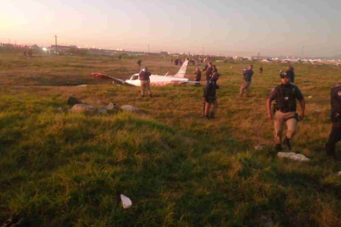 Watch Cape Town locals loot light aircraft that crashed in Crossroads