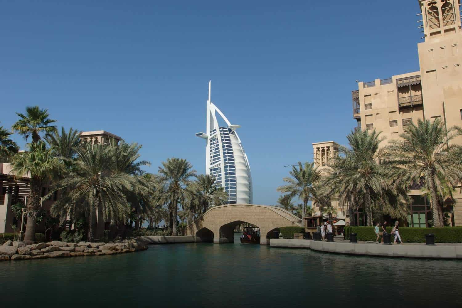 guide visiting Dubai Burj al Arab