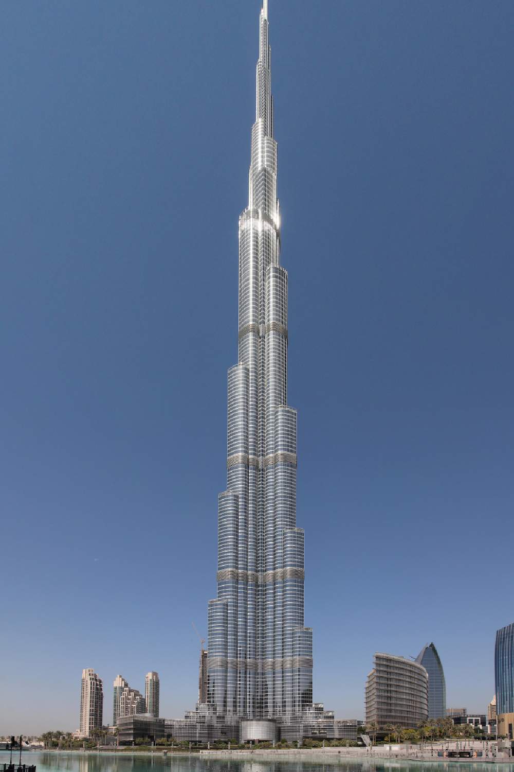 guide visiting Dubai Burj khalifa 