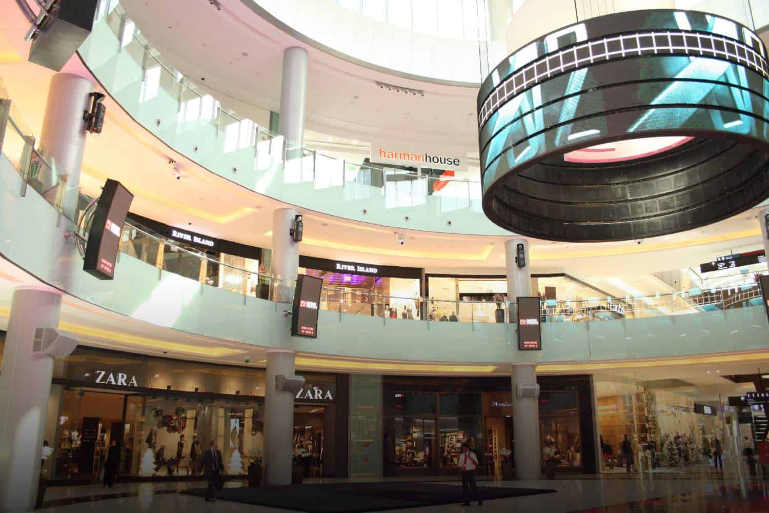guide visiting Dubai mall