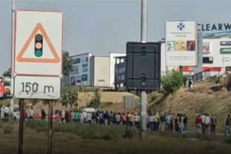 hendrik potgieter road clearwater mall taxi protests