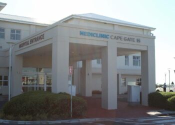 eight injured cape gate Mediclinic hospital crash restaurant