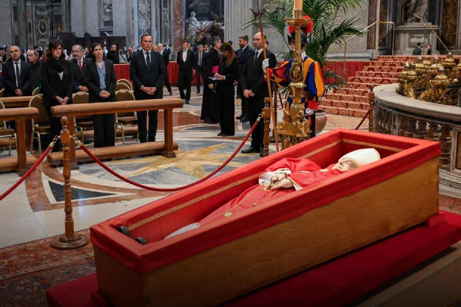 pope francis coffin viewing